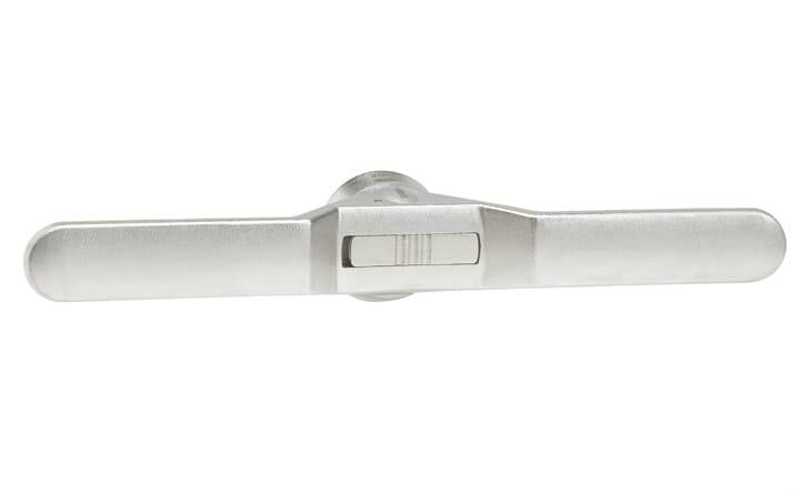 Silberfarbener Fenstergriff mit schmalem, rechteckigem Hebel. Der Griff ist minimalistisch und könnte zur modernen Inneneinrichtung passen.