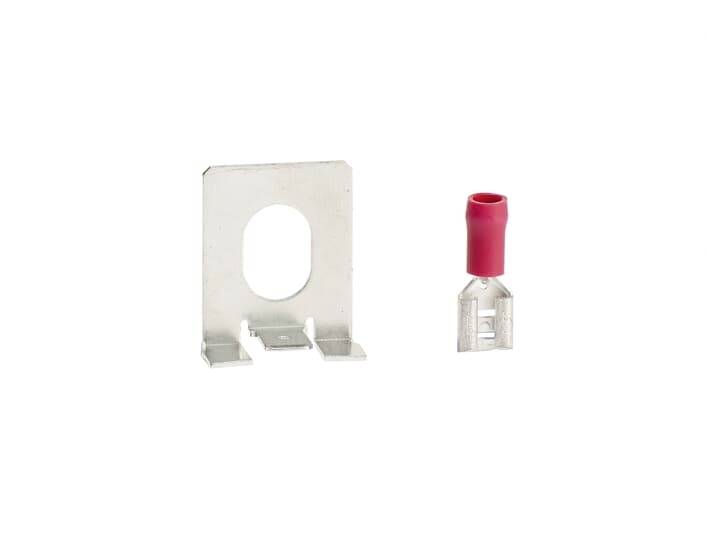 Metallclip mit ovaler Öffnung und rote Isolierkabelklemme. Beide Elemente sind nebeneinander auf einem weißen Hintergrund.