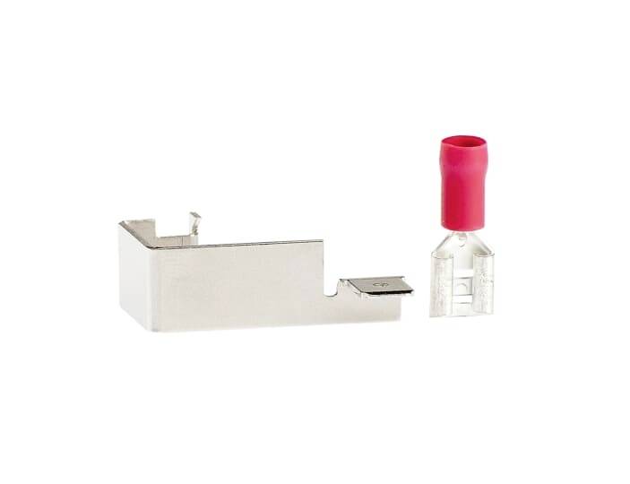 Ein silbernes Metallteil und ein durchsichtiges Kunststoffteil mit roter Kappe, nebeneinander platziert.用途不明.