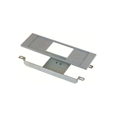Metallplatte und Halterung, wahrscheinlich Teil eines Montagesystems, liegt vor weißem Hintergrund.