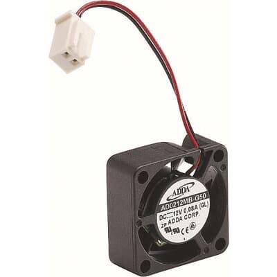 Kleiner, quadratischer Lüfter mit schwarzem Gehäuse und zwei Kabeln, die in einem weißen Stecker enden. Markiert mit 'DC 12V 0.08A'.