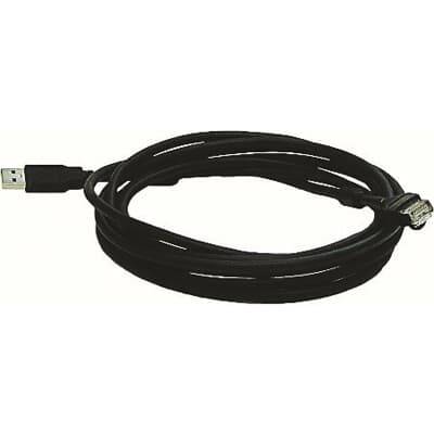 Ein schwarzes USB-Kabel mit rechteckigem USB-Stecker auf der einen Seite und einem Ethernet-Anschluss auf der anderen Seite.
