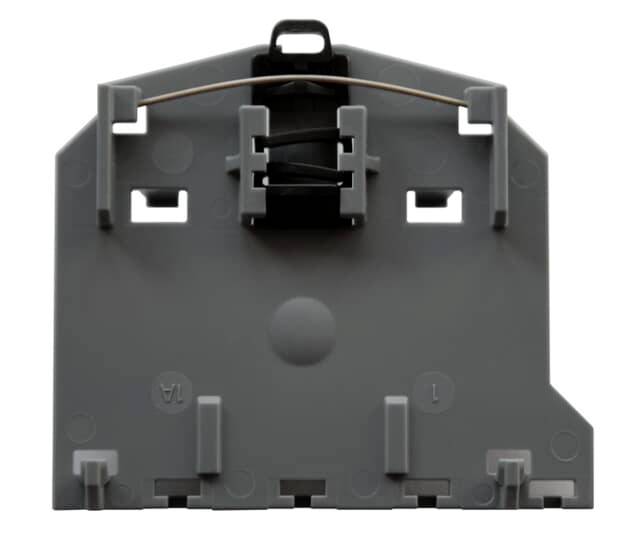Graues Kunststoffteil mit mehreren Halterungen und Clips, vermutlich ein Bauteil für elektronische oder mechanische Befestigungen.