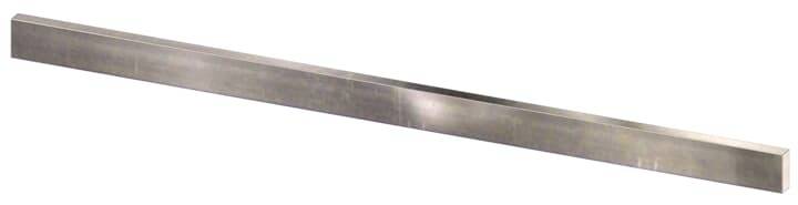 Ein langer, flacher Metallstab, möglicherweise ein Lineal oder eine Schiene, auf weißem Hintergrund.