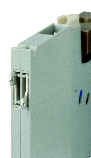 Ein graues Elektronikbauteil mit Steckverbindern und blauen Markierungen, möglicherweise ein Modul oder eine Komponente in einem technischen Gerät.