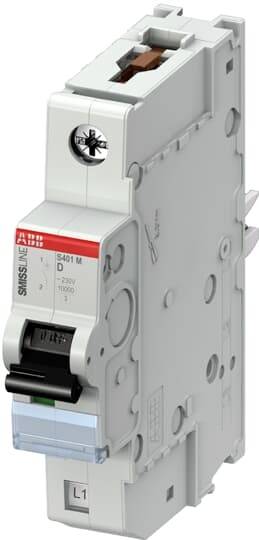 Ein grauer elektrischer Leistungsschalter mit schwarzem Hebel und rotem Etikett. Erkennbar sind technische Details und Markenlogo.