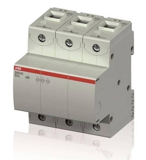 Ein dreipoliger Leistungsschalter von ABB, Modellnummer S803S-SCL-SR, grau mit rotem Streifen oben, zeigt drei Anschlüsse.