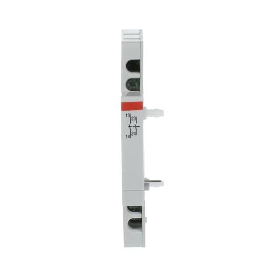 Ein graues, schmales, rechteckiges elektrisches Bauelement mit Klemmanschlüssen und eingravierten Zahlen 13, 23, 14, 24.
