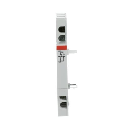 Ein weißer elektrischer Kontaktblock mit seitlich sichtbarem Schaltplan. Hauptsächlich für industrielle Anwendungen geeignet.