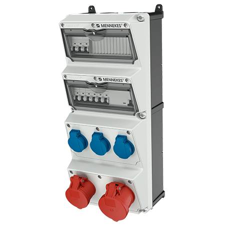 Ein elektrisches Verteilergehäuse mit Schutzschaltern und Steckdosen in Blau und Rot, an einer Wand montiert.