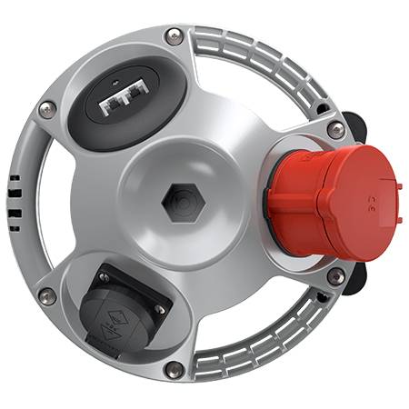 Ein industrieller Stecker in Nahaufnahme, zeigt einen silbernen runden Körper mit roten und schwarzen Anschlüssen, vor schwarzem Hintergrund.