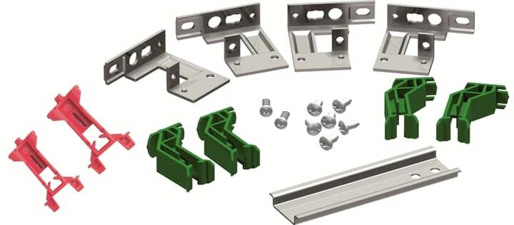 Ein Set von Montagematerialien: Metallwinkel, grüne und rote Kunststoffhalterungen, Schrauben und Schienen, zur Befestigung geeignet.