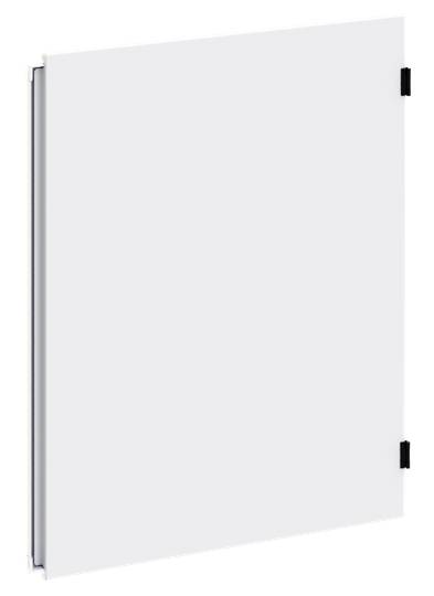 Weiße rechteckige Tür mit zwei schwarzen Scharnieren auf der rechten Seite, leicht geöffnet von der linken Seite betrachtet.