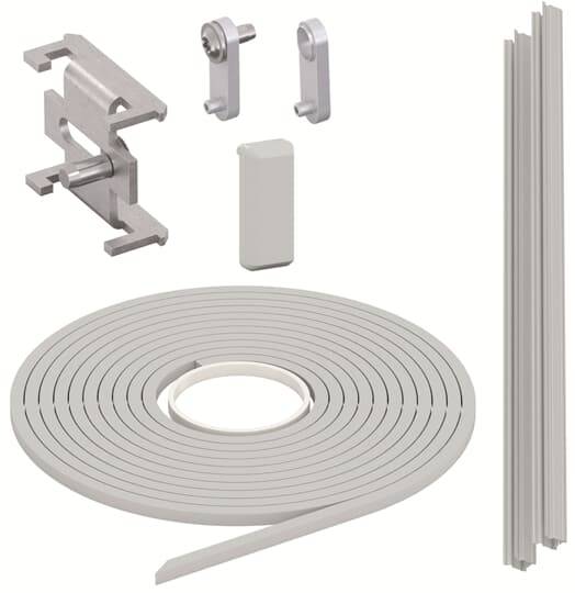 Ein Set von Kunststoff-Türdichtungen mit verschiedenen Komponenten, darunter Streifen, Rolle und Clips, zur Abdichtung und Befestigung.