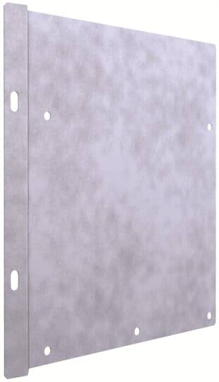 Metallplatte mit mehreren Befestigungslöchern, rechteckig und grau gefärbt, schräg fotografiert, zeigt Textur und Verarbeitung.