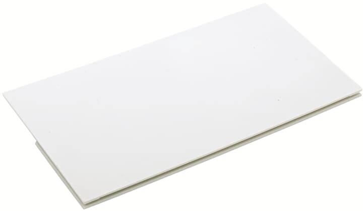 Weiße, rechteckige Kunststoffplatte mit glatter Oberfläche, leicht geneigt dargestellt. Sie dient als Material- oder Musterbeispiel.