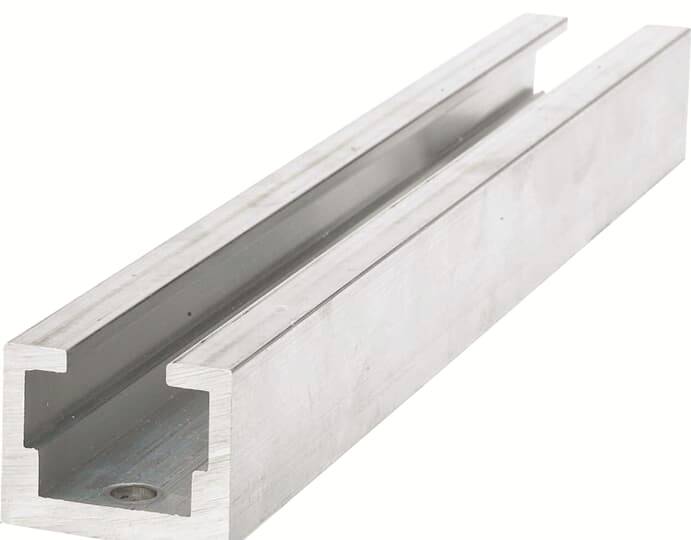 Ein silberfarbenes Aluminiumprofil in U-Form, das für Bau- oder Montagestrukturen verwendet werden kann.