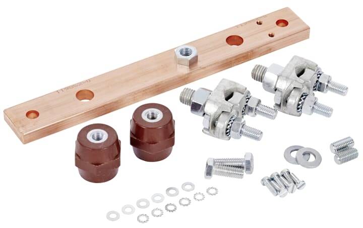 Metallschiene mit Bolzen, Klammern und Muttern. Zubehör für elektrische Anwendungen, dargestellt mit Distanzstücken und Unterlegscheiben.