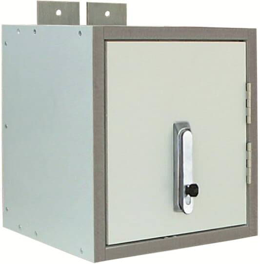 Ein quadratischer, metallischer Wandschrank mit Tür und Hebelgriff, zur sicheren Aufbewahrung von Gegenständen an Innenwänden montierbar.