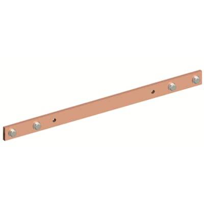 Kupferstange mit vier Schraubenlöchern für elektrische Verbindungen.
