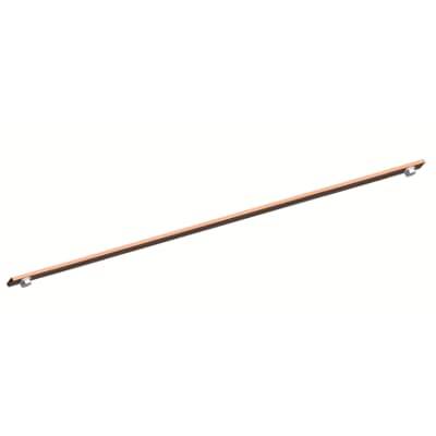 Ein langer hölzerner Stab in gerader Form, möglicherweise Teil eines Werkzeugs oder einer Vorrichtung.