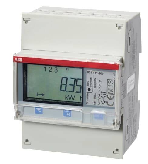 Stromzähler mit Displayanzeige; zeigt 8,35 kWh an. Gerät der Marke ABB mit verschiedenen technischen Details auf der Vorderseite.