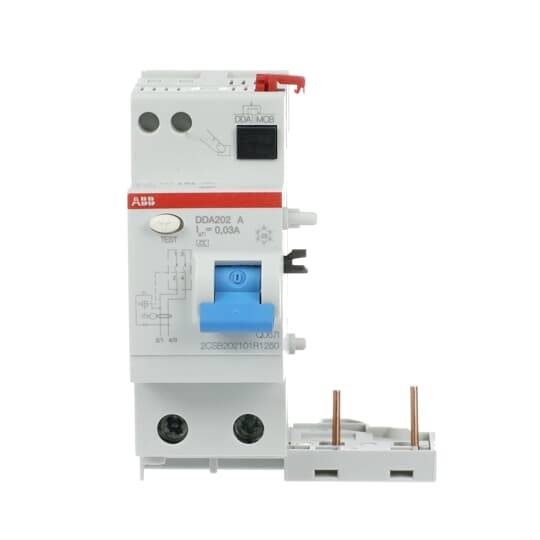 Ein FI-Schutzschalter von ABB, Modell DDA202 mit einem Nennstrom von 0,03 A, zeigt Details eines elektrischen Schutzgeräts.