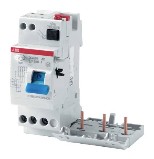 Ein Schutzschalter mit blauem Hebel in der Mitte und Schaltplänen an der Seite. Markenlogo oben. Verwendet zur elektrischen Sicherheit.