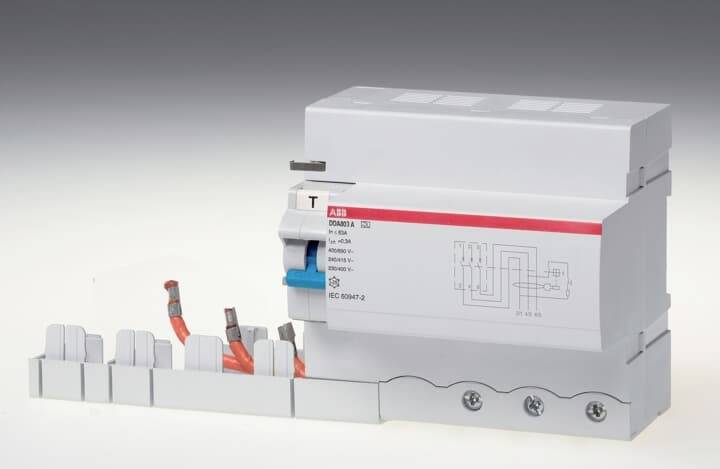 Ein dreipoliger Hauptschalter mit rotem Schalter und Beschriftung. Kabel sind an der Unterseite verbunden. Markenlogo und Diagramm auf der Vorderseite.