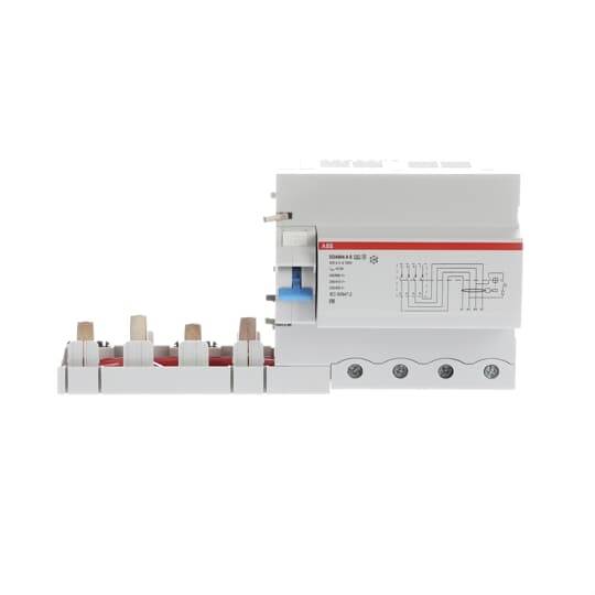 Ein dreipoliger elektrischer Leistungsschalter mit Beschriftungen auf der Vorderseite. Kabelanschlüsse sind an der Unterseite sichtbar.