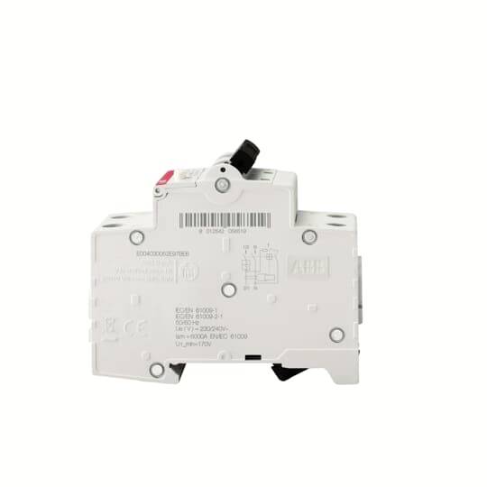 Ein weißer elektrischer Leitungsschutzschalter mit schwarzem und rotem Schalter. Eignung für den Schutz elektrischer Schaltungen.