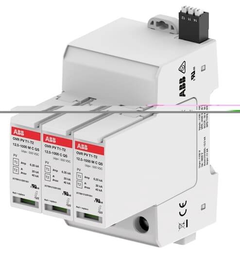 Ein dreistrahliges Überspannungsschutzgerät der Marke ABB mit technischen Spezifikationen auf den Etiketten sichtbar.
