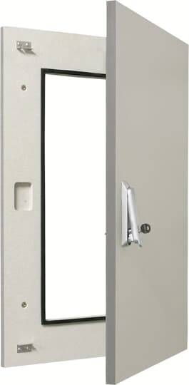 Metalltür mit schwarzem Dichtungsgummi und silbernem Griff, leicht geöffnet. Sie zeigt ein einfaches, funktionales Design.