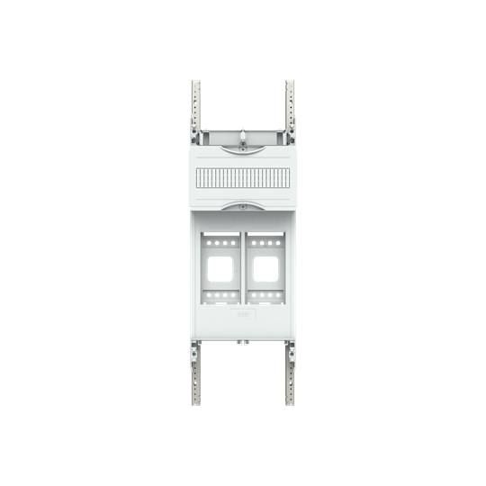 Ein weißer, rechteckiger Schrank mit offenen Fächern und Schienen an den Seiten, frontalansicht.