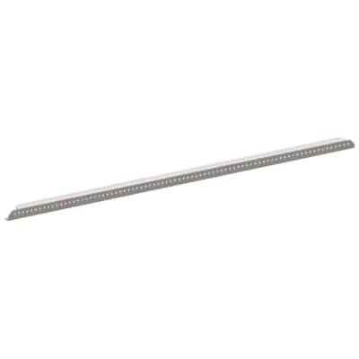 Ein silbernes, langes Metalllineal mit Markierungen für Maßeinheiten.