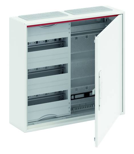 Ein offener, wandmontierter Verteilerkasten mit mehreren leeren Fächern und einer geöffneten Tür.