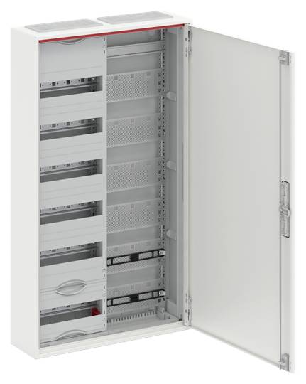 Ein offener, weißer Schrank zeigt mehrere leere Regaleinsätze und eine geschlossene Tür an der rechten Seite.