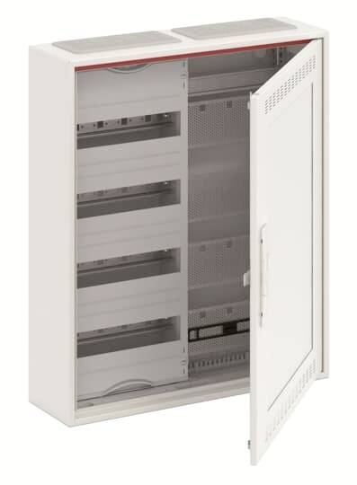 Ein offener, weißer Elektroschrank mit mehreren leeren Fächern und einer leicht geöffneten Tür.