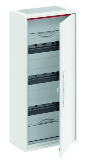 Metallschrank mit geöffneter Tür, zeigt mehrere Innenablagen.