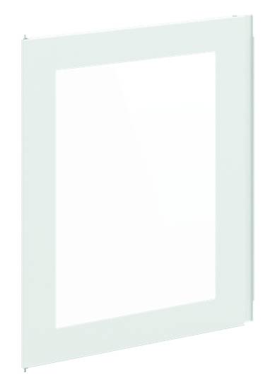 Ein quadratisches Fenster mit einfachem, weißem Rahmen. Das Fenster hat eine klare Glasscheibe und ist freistehend dargestellt.