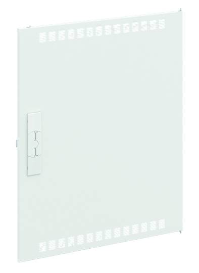 Weiße Metalltür mit Lüftungsschlitzen und einem Griff auf der linken Seite. Die Tür wirkt wie ein Teil einer Schaltanlage.