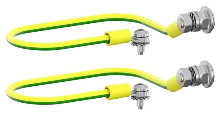 Zwei Erdungsschrauben mit gelb-grünen Kabeln verbunden, für elektrische Verbindungen und Schutzmaßnahmen in Installationen.
