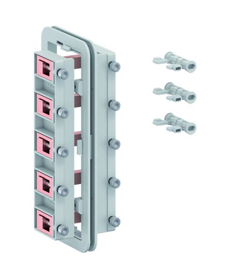 Ein elektrisches Steckmodul mit mehreren rosa Steckbuchsen und drei separaten Steckverbinderteilen daneben.