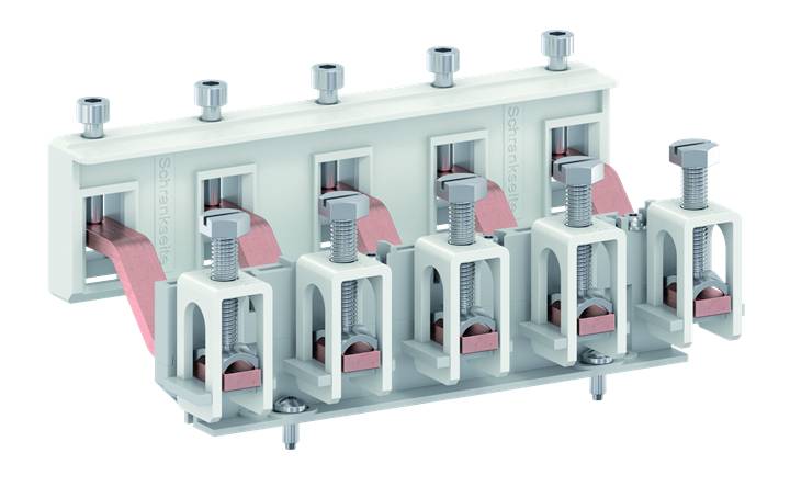 Ein grauer Verbindungsblock mit fünf Metallschrauben hält rote Metallbänder, möglicherweise für elektrische Anwendungen.