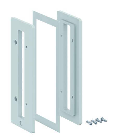 Drei weiße Kunststoffrahmen mit rechteckigen Ausschnitten und vier Metallschrauben, dargestellt für Montageanleitung.