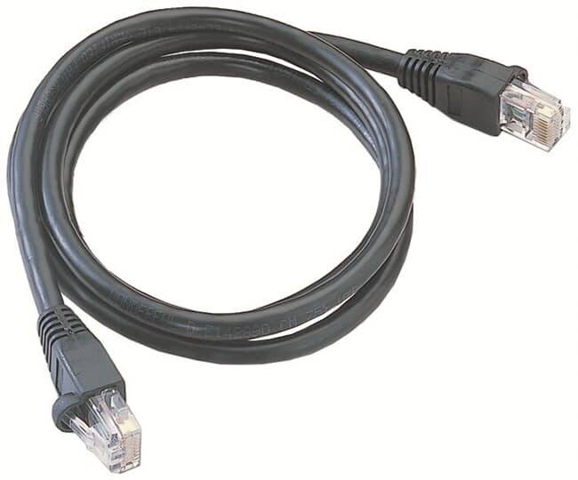 Ein schwarzes Ethernet-Kabel, das in einer Schleife liegt, zeigt zwei Netzwerkkabelstecker an den Enden.