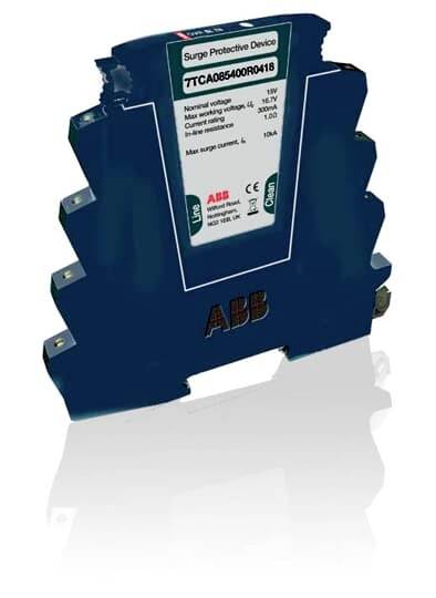 Ein blaues Überspannungsschutzgerät mit technischen Spezifikationen auf einem weißen Hintergrund; markiert mit 'ABB'.