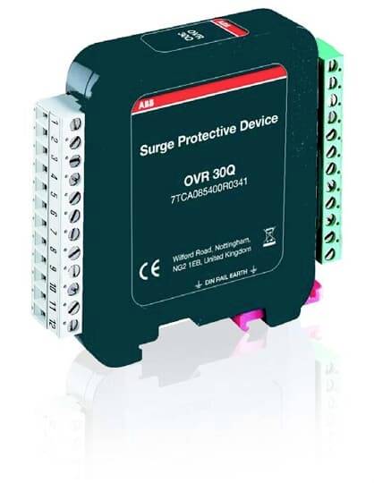 Überspannungsschutzgerät mit Beschriftung 'Surge Protective Device OVR 30Q 77CAD85400R0341', Befestigungsklemmen an den Seiten.