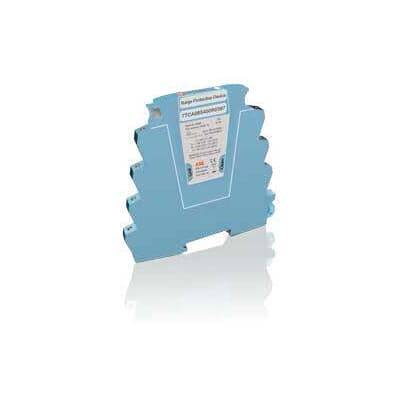 Ein hellblaues Überspannungsschutzgerät mit gelabelten Informationen auf der Vorderseite, reflektiert auf einer glänzenden Oberfläche.