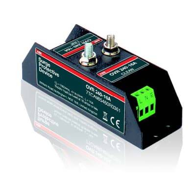 Ein Überspannungsschutzgerät mit zwei Befestigungsschrauben und Anschlüssen, gekennzeichnet als OVR 20x-16A, CE-zertifiziert.